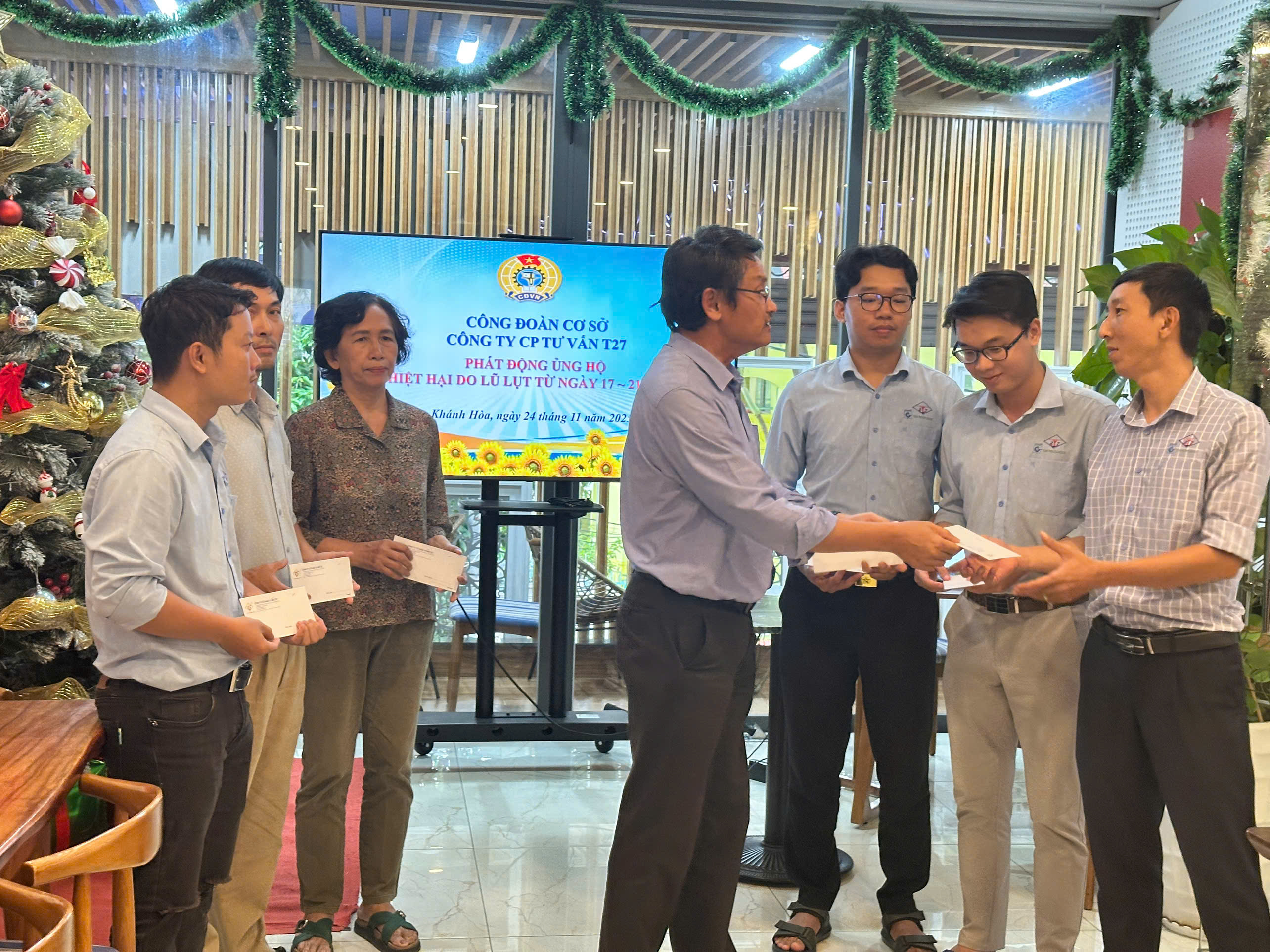 Trao tặng hỗ trợ