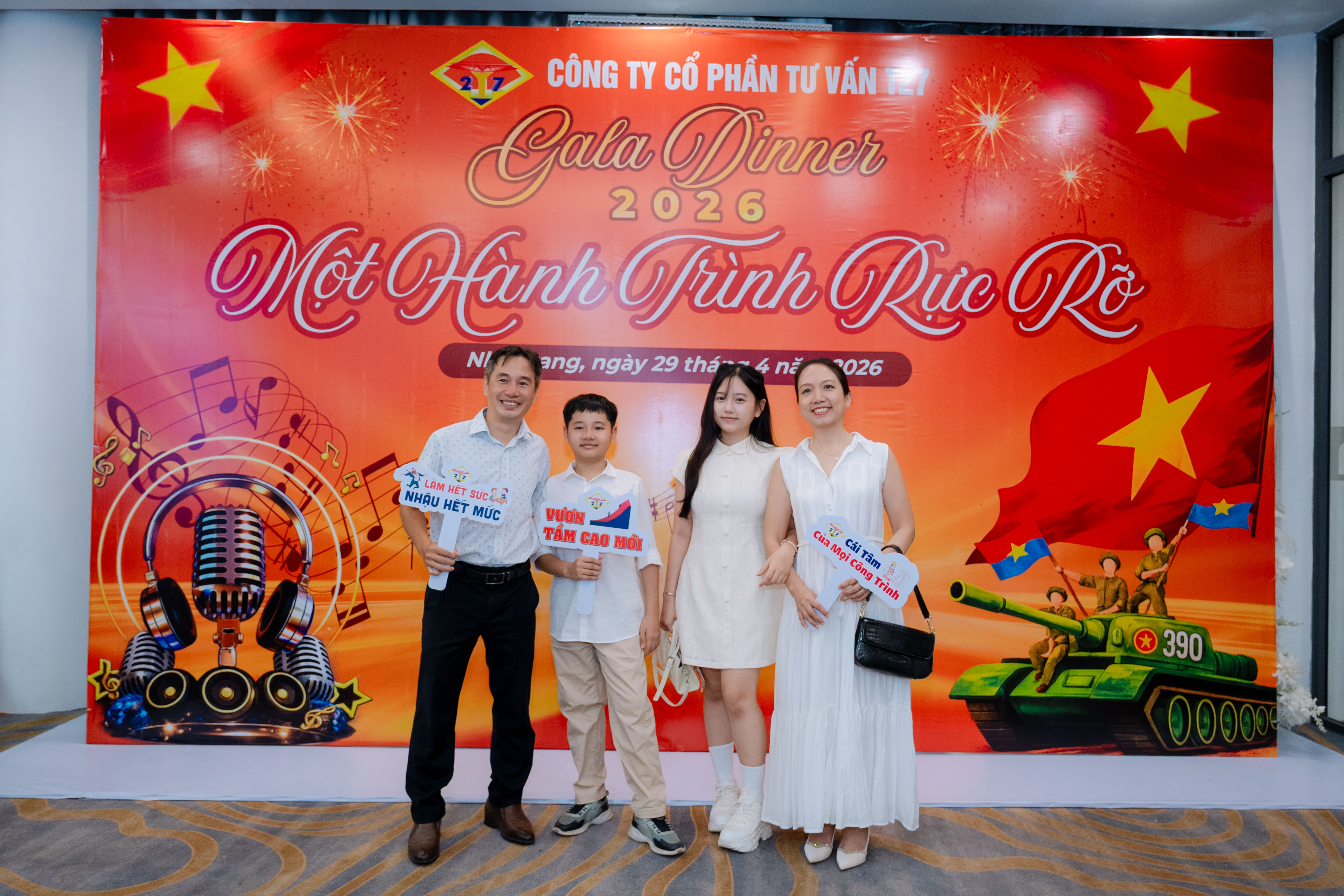 Awarding the First Prize for the T27 20-year song composing competition