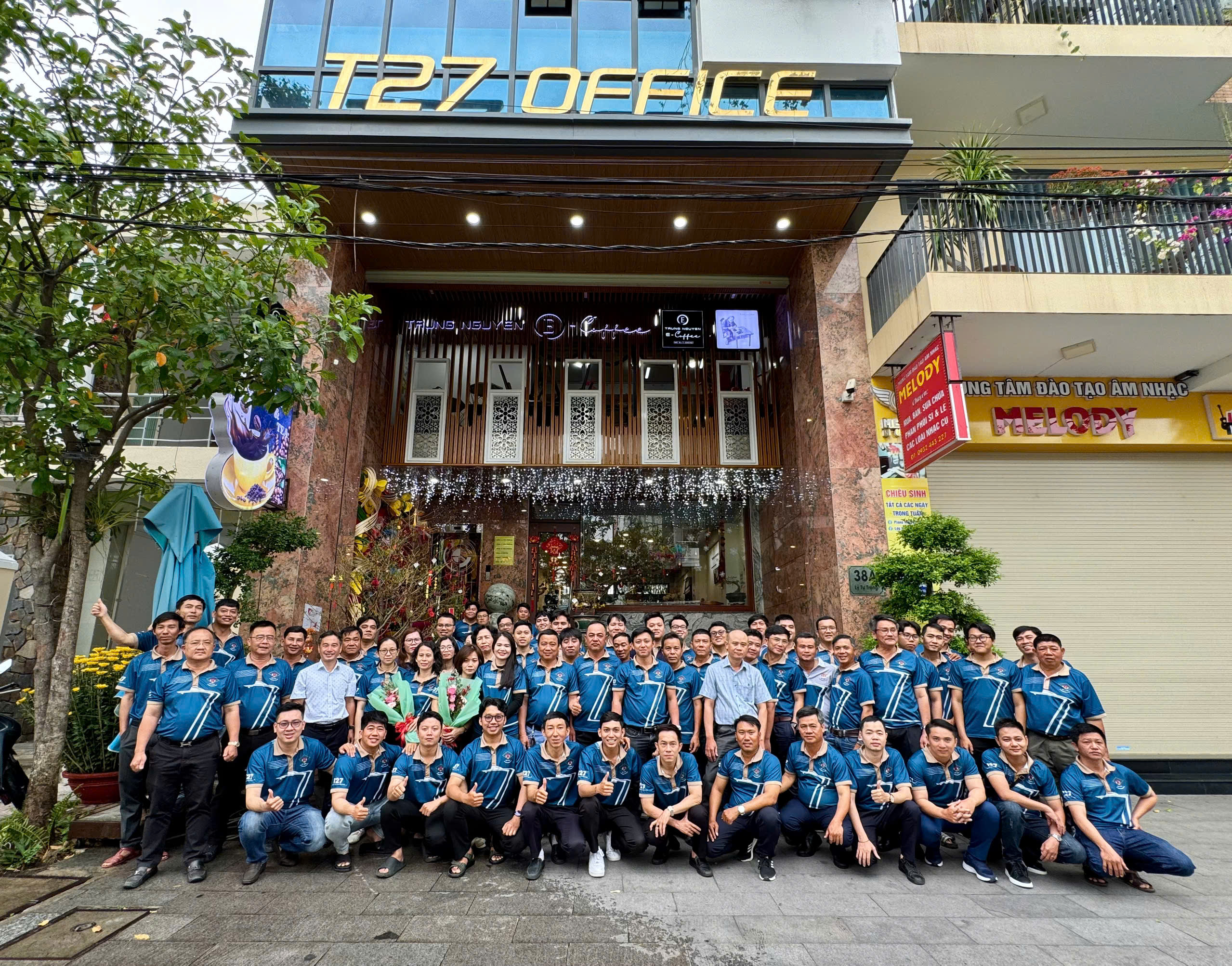 Toàn thể CBNV công ty chụp ảnh kỷ niệm trước T27 Office