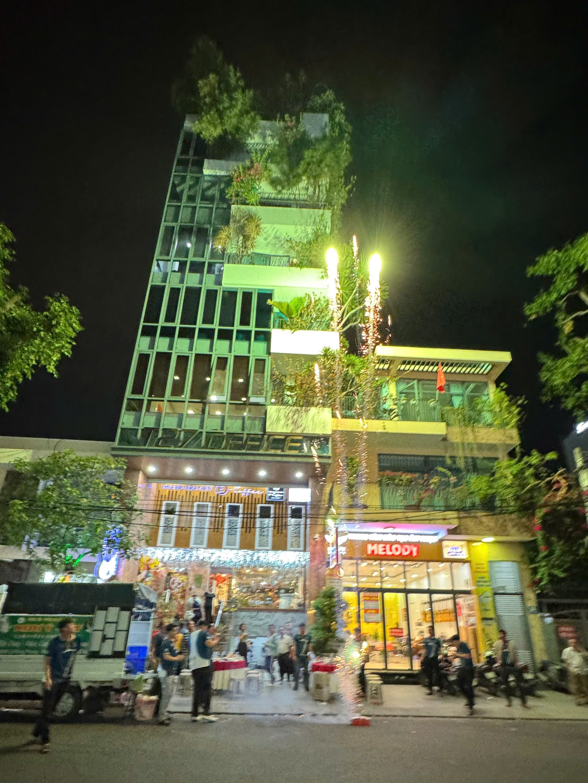 Buổi tiệc tất niên tại trụ sở văn phòng