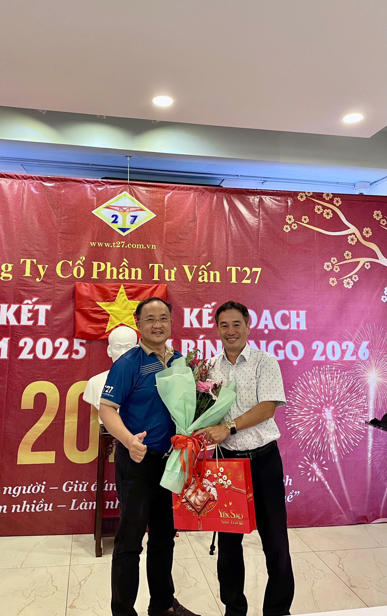 Trao thưởng cá nhân xuất sắc