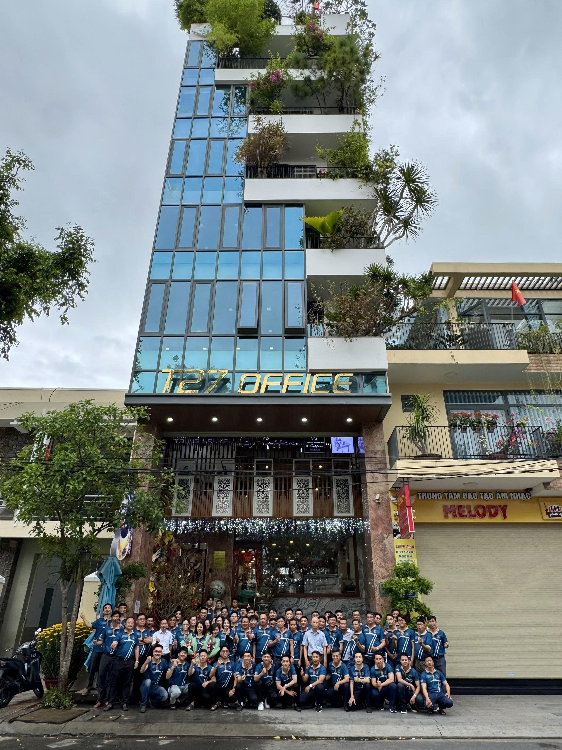 Ảnh tập thể trước tòa nhà T27 Office