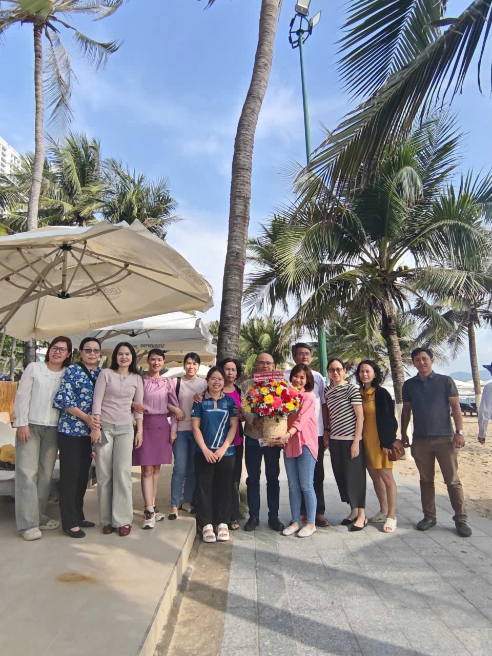 Tập thể Công ty CP Tư vấn T27 chụp hình lưu niệm nhân ngày Quốc tế Phụ nữ 8/3