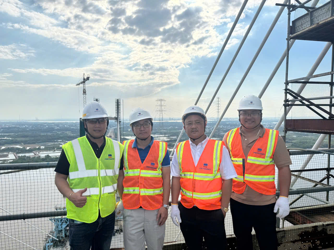 Đội ngũ T27 trên đỉnh tháp cầu Phước Khánh