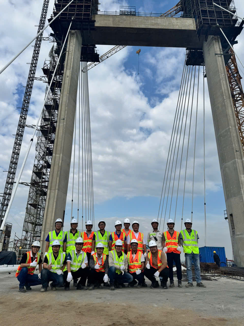 Toàn đội tại chân tháp cầu Phước Khánh